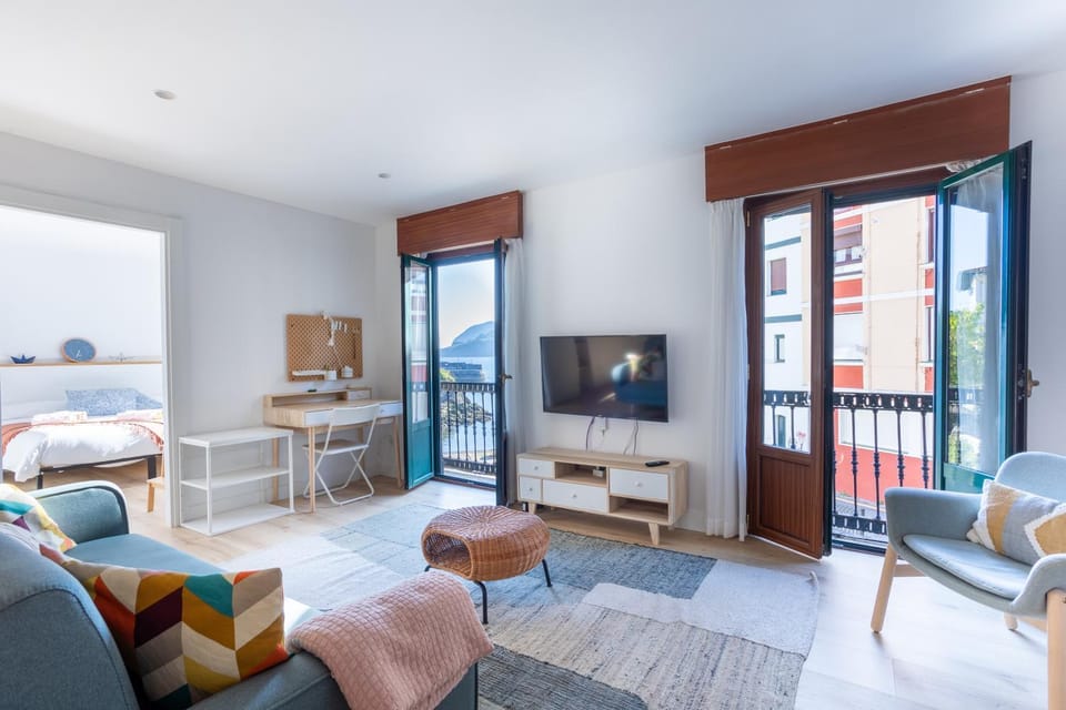 Living room, Photo of the whole room