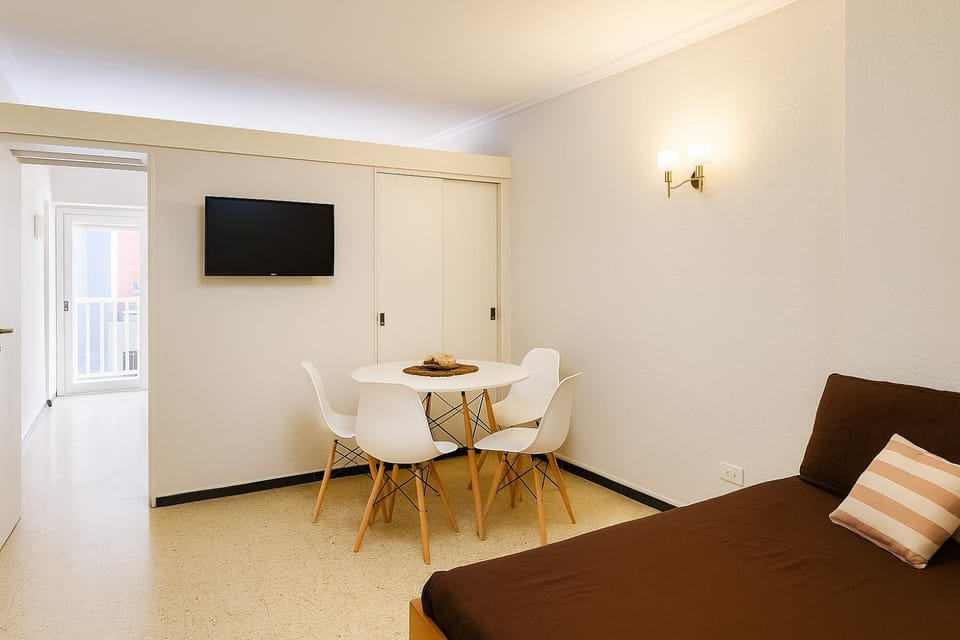 TV and multimedia, Living room, Seating area, Dining area
