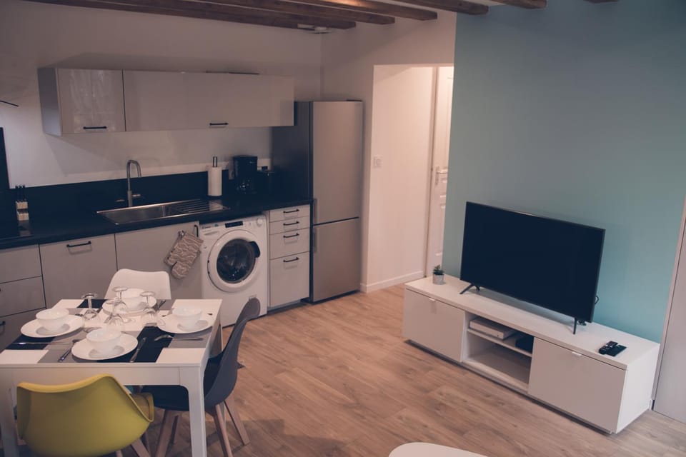 Dining area, kitchen