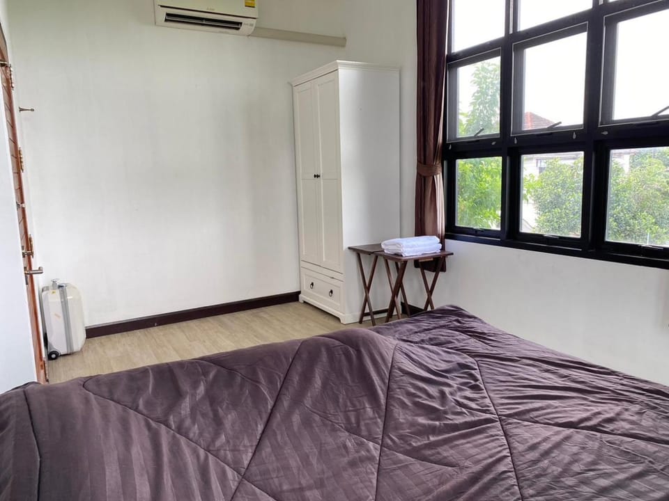 Bedroom, wardrobe, air conditioner