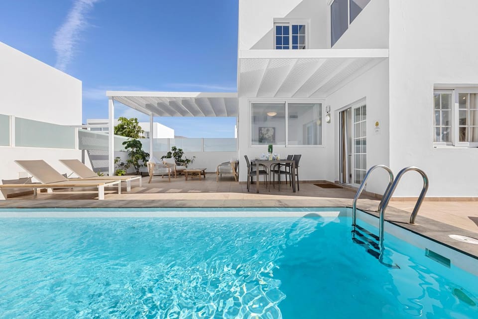 Patio, Balcony/Terrace, Pool view, Swimming pool, Swimming pool, sunbed