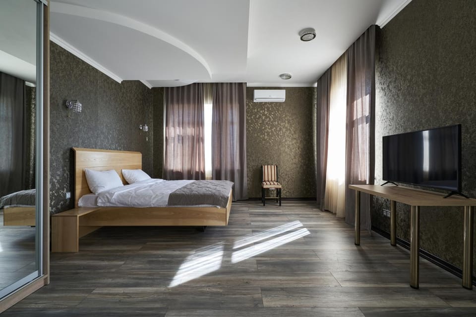 Bed, TV and multimedia, Bedroom, wardrobe, air conditioner