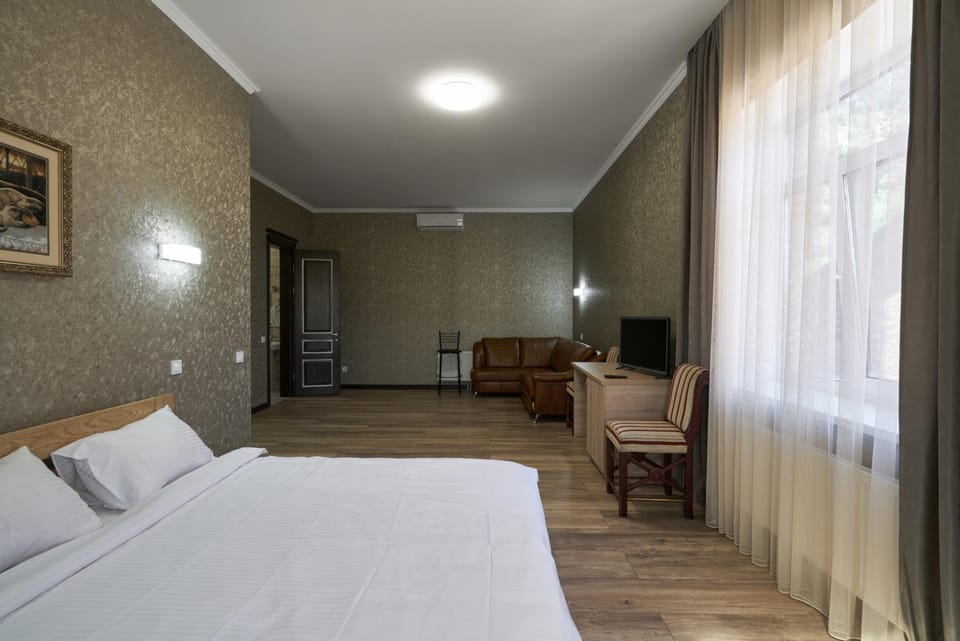 Bed, TV and multimedia, Bedroom