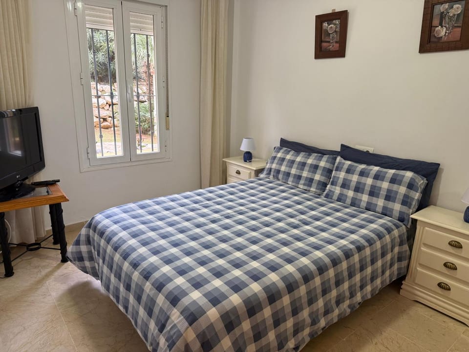 Bed, TV and multimedia, Photo of the whole room, Bedroom