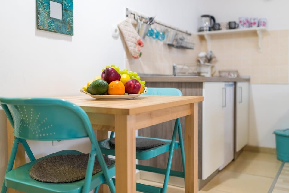 Coffee/tea facilities, Kitchen or kitchenette, Dining area, Food