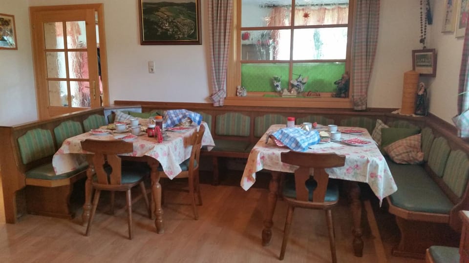 Dining area, Continental breakfast