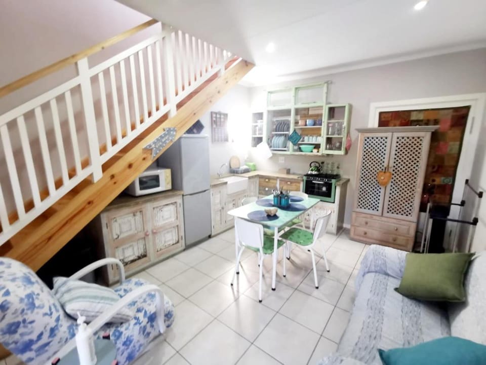Kitchen or kitchenette, Decorative detail, Seating area, Dining area