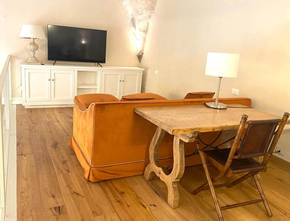 Accademia Newly Renovated Ancient Abbey Apartment in Florence