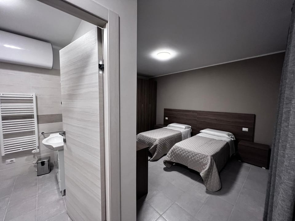Bathroom, Photo of the whole room, Bedroom, towels