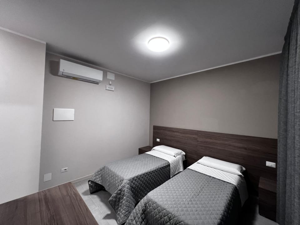 Bed, Photo of the whole room, air conditioner
