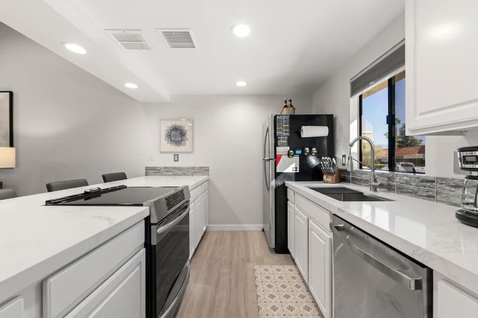 Luxurious fairway condo resort country club House in Palm Desert