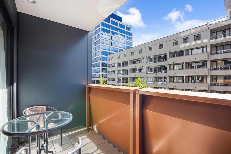 Sleek central stay with balcony by Zodiak Stays Apartment in Auckland