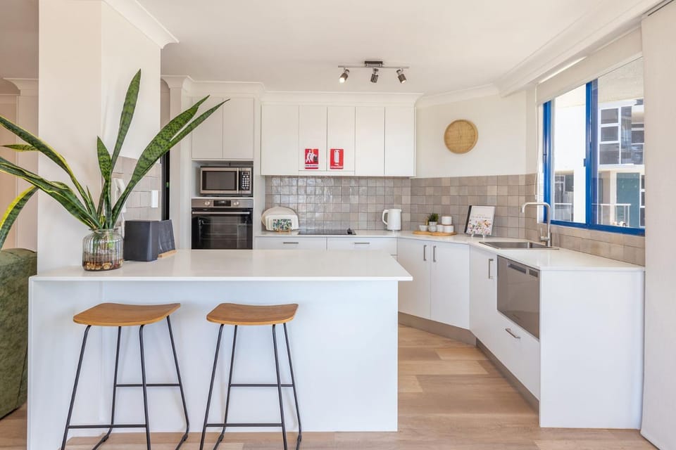 Kitchen or kitchenette, dishwasher, oven
