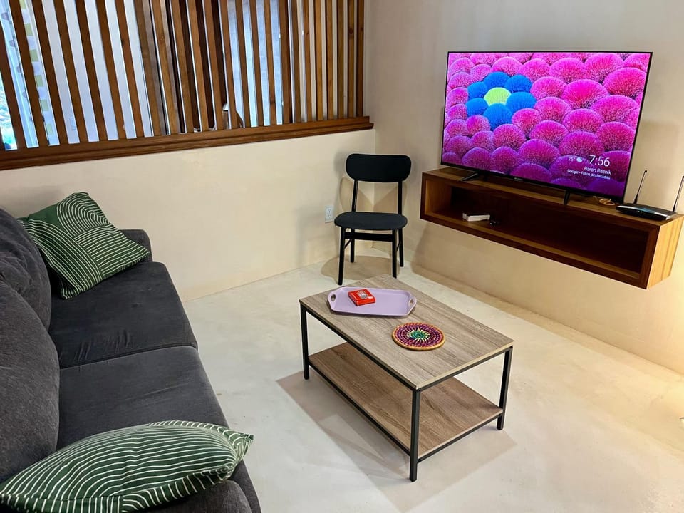 Communal lounge/ TV room, TV and multimedia, Living room, Seating area, internet