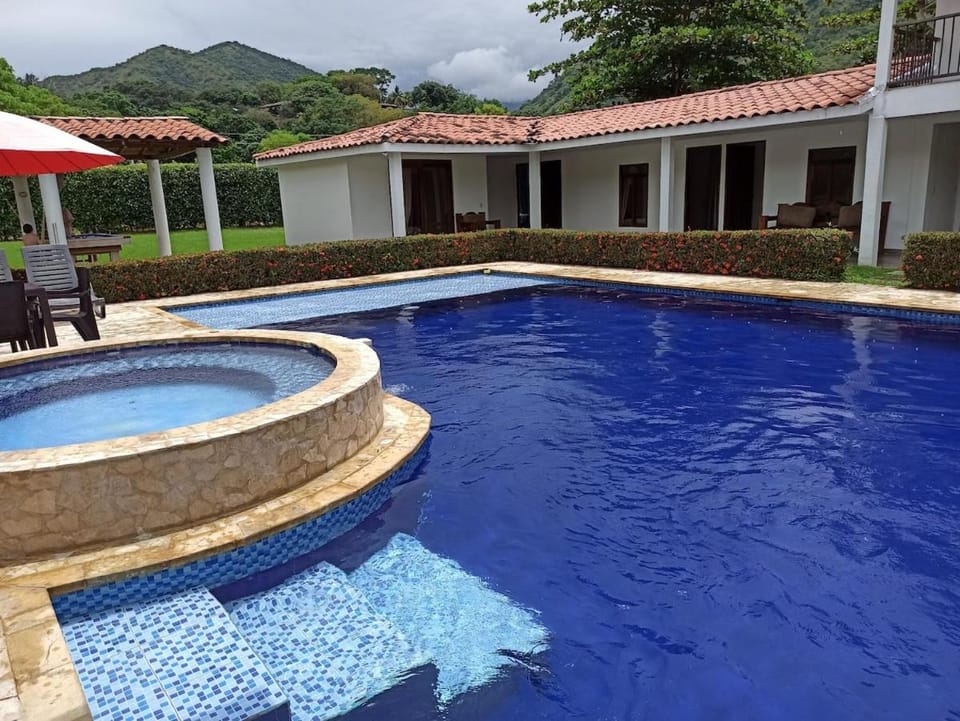 Piscina-jacuzzi-calma-comodidad-Villa Old Havana Villa in Antioquia