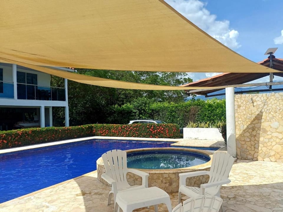 Piscina-jacuzzi-calma-comodidad-Villa Old Havana Villa in Antioquia
