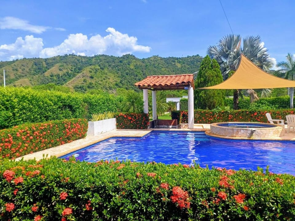 Piscina-jacuzzi-calma-comodidad-Villa Old Havana Villa in Antioquia