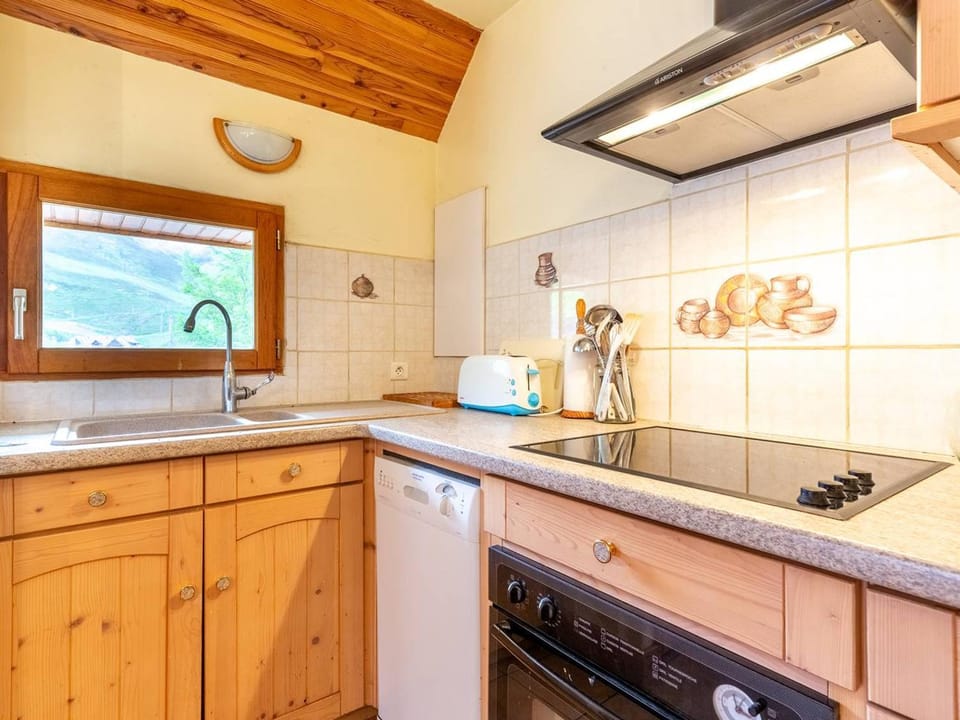 Chalet Duplex à Peyragudes – 3 Chambres, Cheminée, Terrasse, Près des Sentiers et Télécabine - FR-1-695-38 Cabin in Catalonia