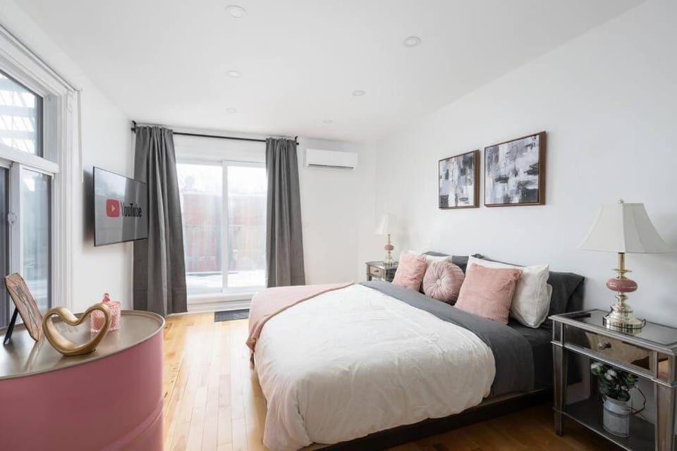 Bed, Photo of the whole room, Bedroom, air conditioner