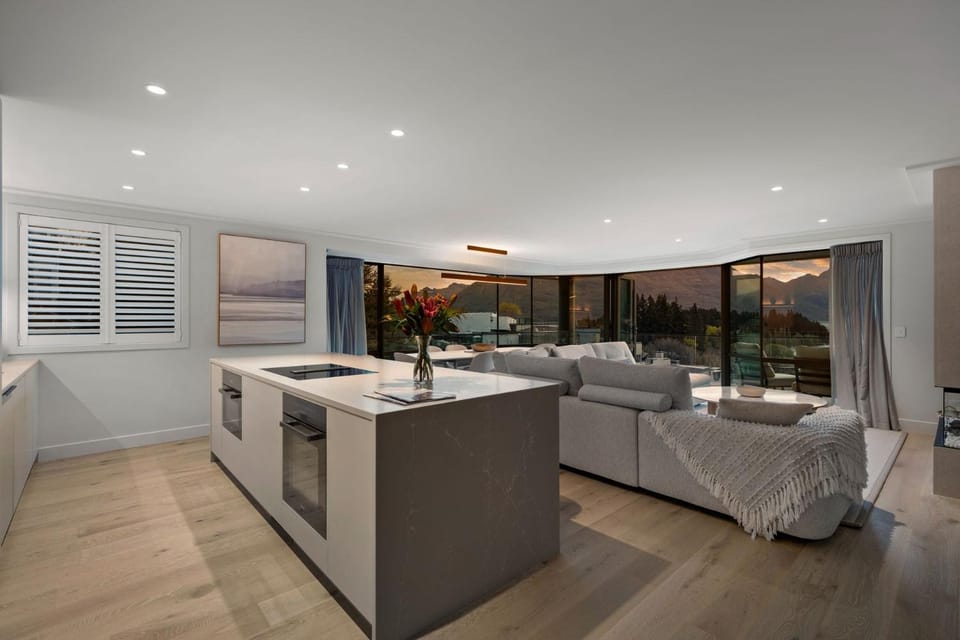 Living room, Seating area, Lake view, Mountain view, kitchen