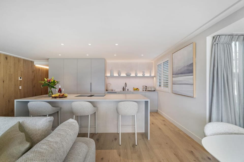 Kitchen or kitchenette, Seating area