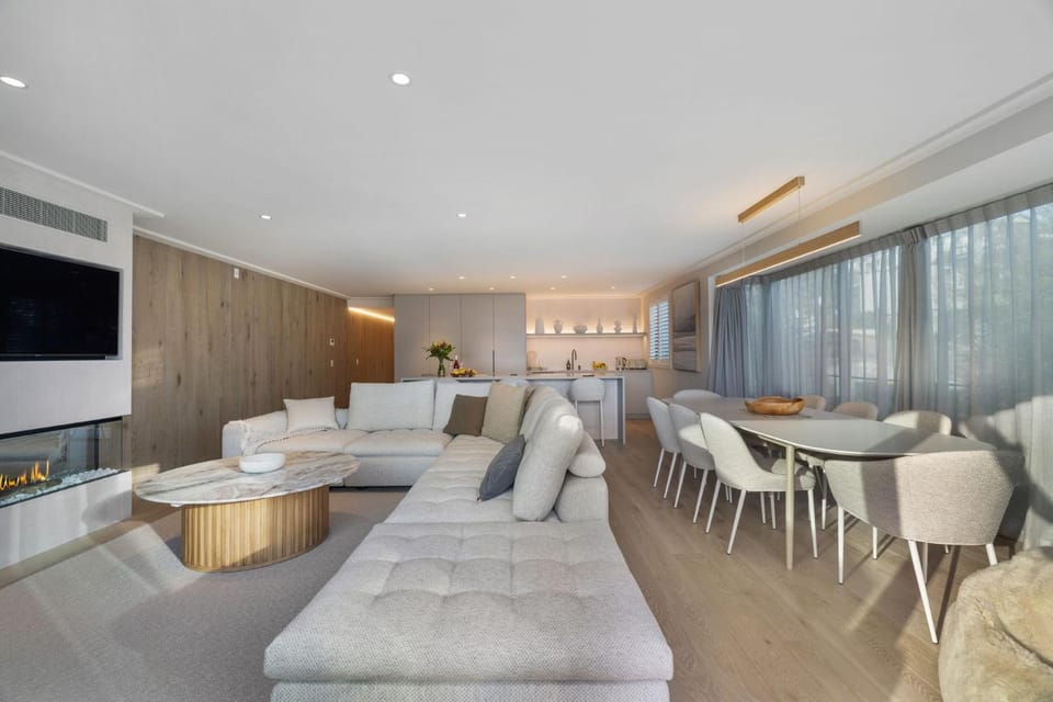 TV and multimedia, Living room, Seating area, Dining area