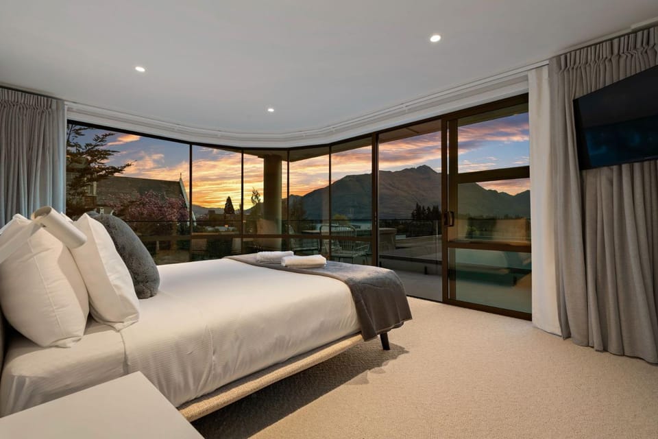 Bed, Natural landscape, Balcony/Terrace, Bedroom, Lake view, Mountain view