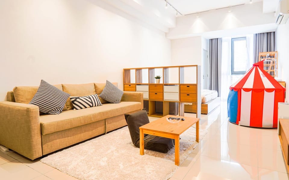 Bed, Living room, Photo of the whole room, Seating area, Bedroom