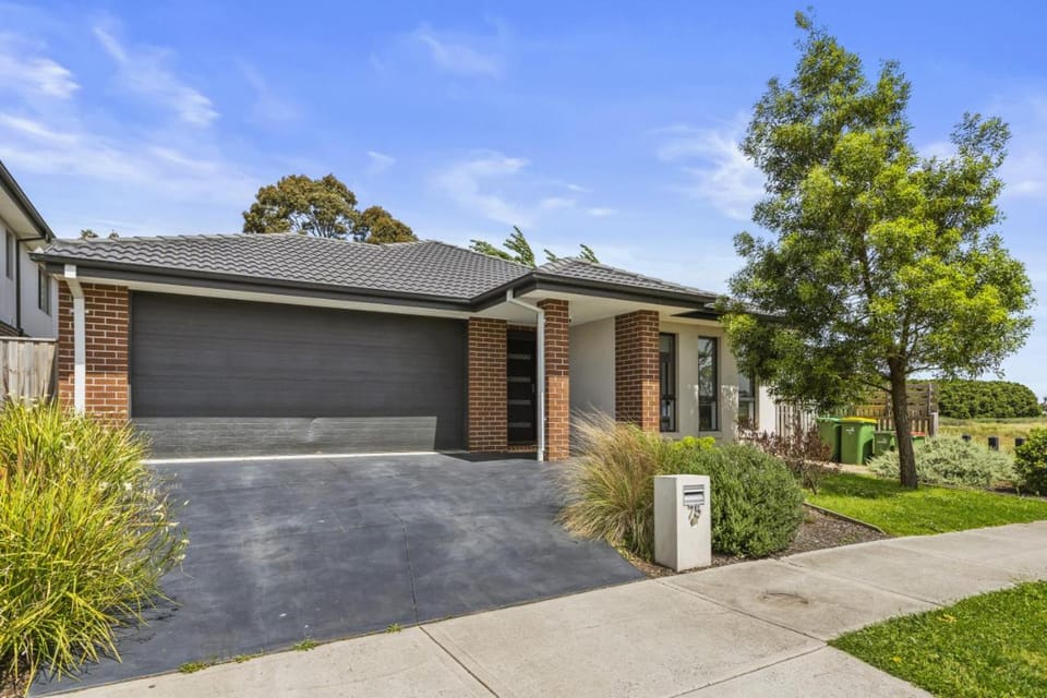 Comfort Retreat VIC Officer 5BR WiFi Parking House in Melbourne