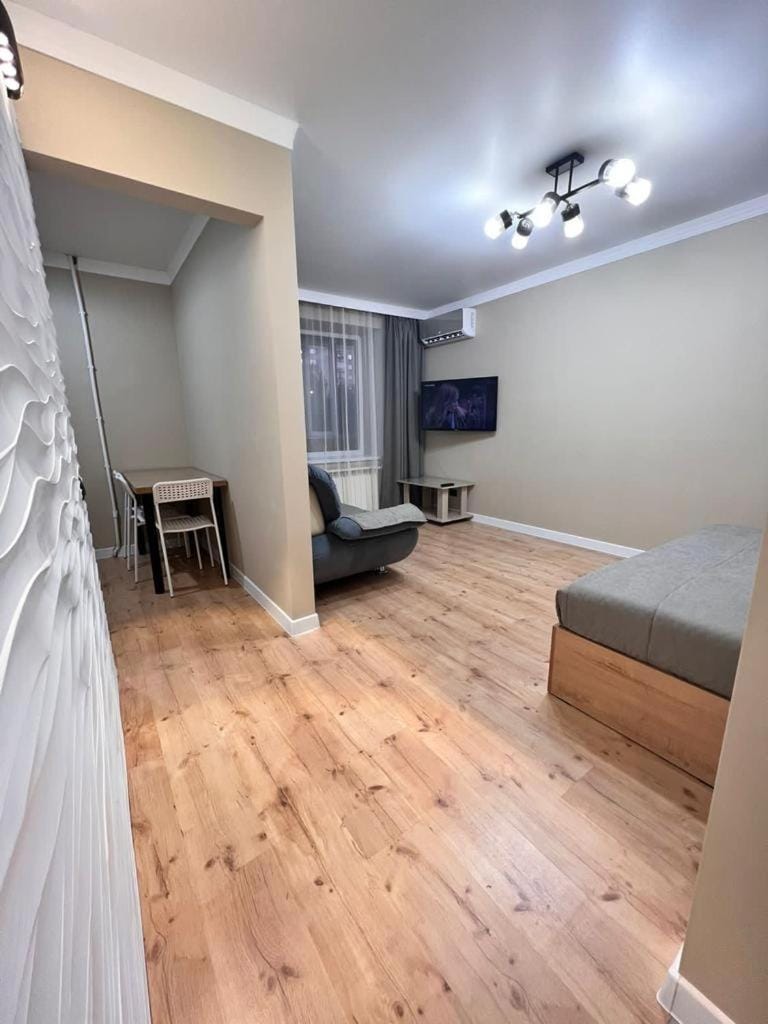 Communal lounge/ TV room, Bed, TV and multimedia, Living room, Photo of the whole room, Seating area, Evening entertainment, Bedroom