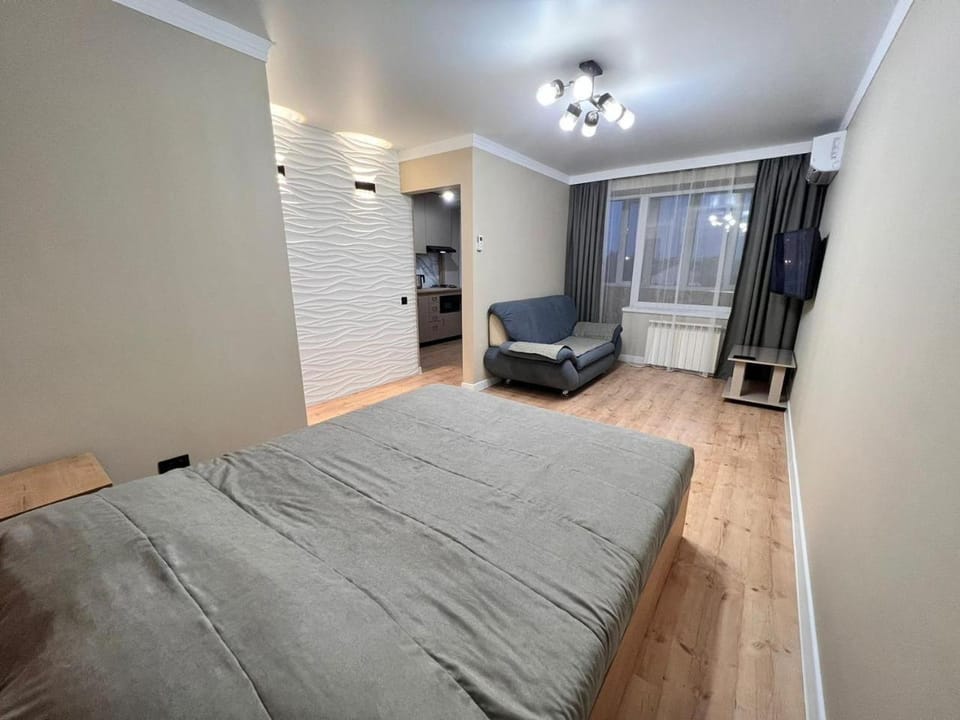 Bed, TV and multimedia, Living room, Photo of the whole room, Seating area, Bedroom