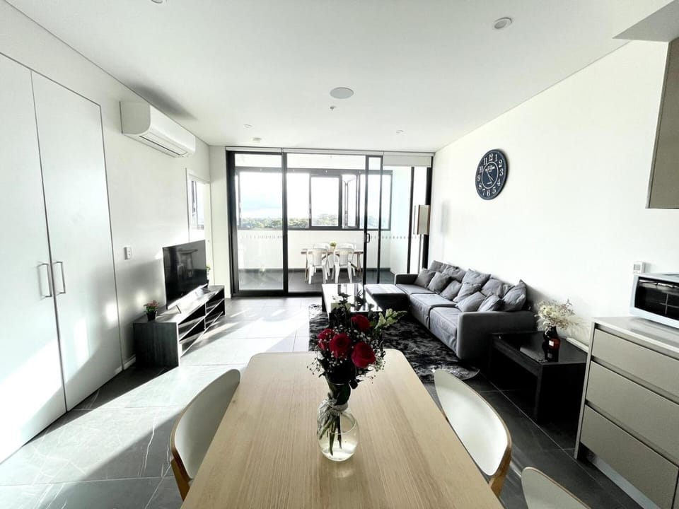 High Floor Skyline view 2Br close2Olympic park Apartment in Sydney