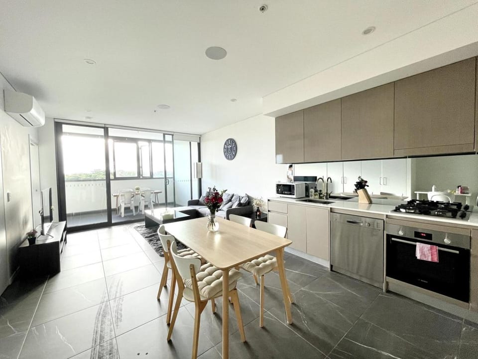 High Floor Skyline view 2Br close2Olympic park Apartment in Sydney