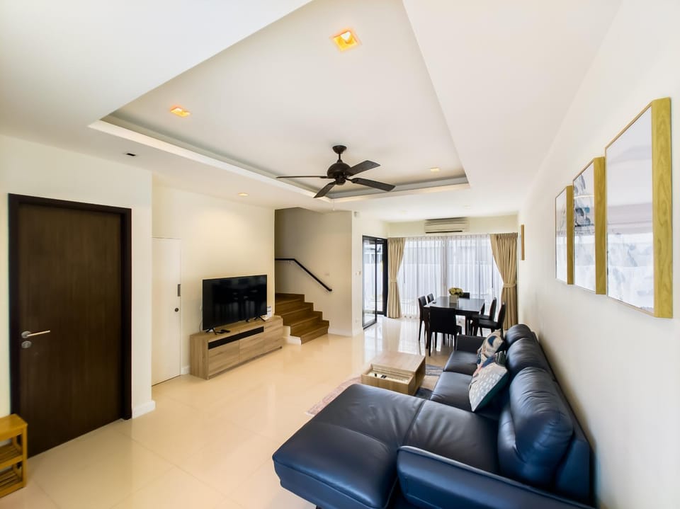 Living room, Seating area, Dining area, air conditioner