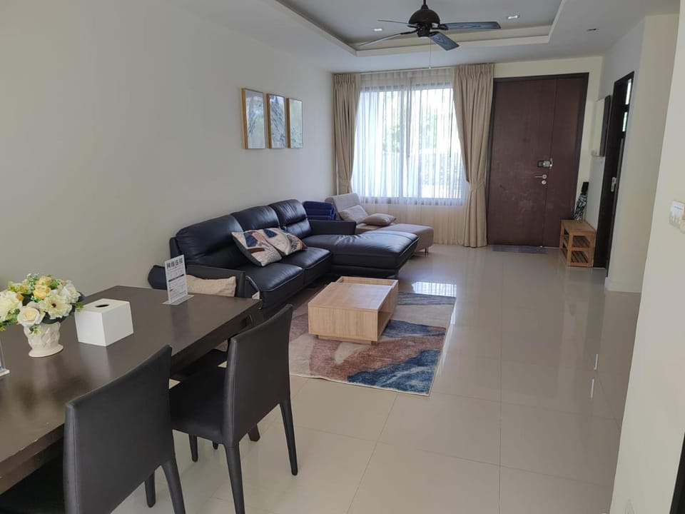 Living room, Seating area, Dining area, fireplace