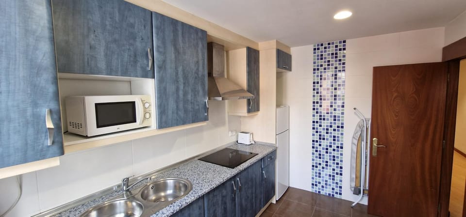Kitchen or kitchenette, minibar, stove