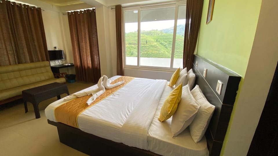 Bed, TV and multimedia, Seating area, Bedroom