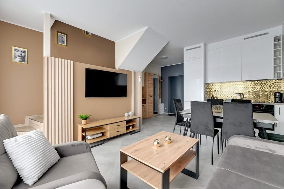 TV and multimedia, Kitchen or kitchenette, Living room, Seating area, Dining area