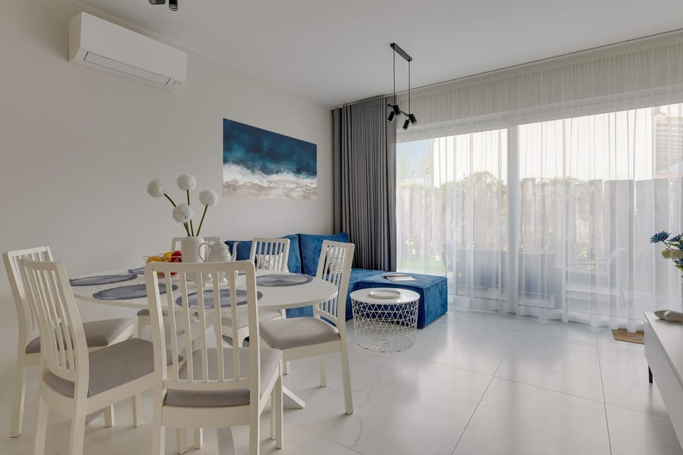 Living room, Seating area, Dining area, air conditioner