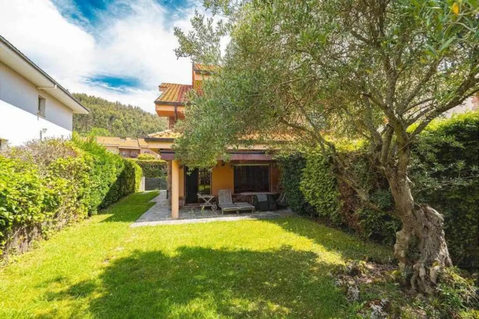 Property building, Patio, Spring, Off site, Day, Natural landscape, Garden, Garden view, Mountain view