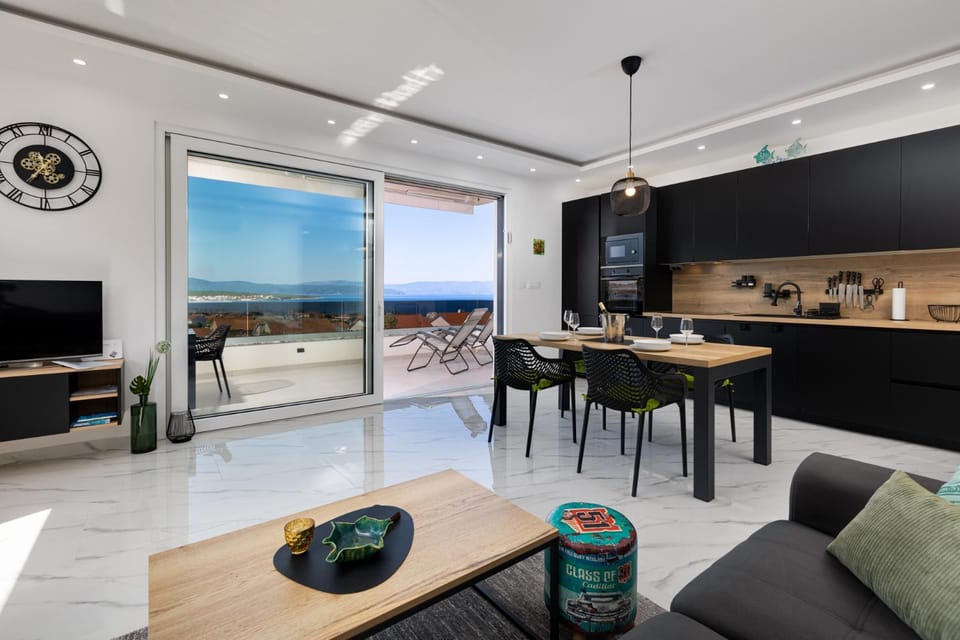 TV and multimedia, Balcony/Terrace, Kitchen or kitchenette, Dining area, Sea view, minibar