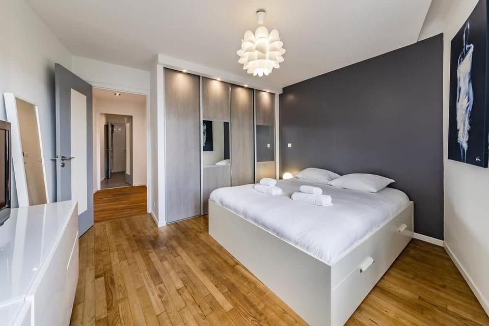 Bed, Photo of the whole room, Bedroom, towels