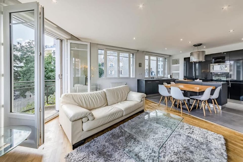 Kitchen or kitchenette, Living room, Seating area, Dining area