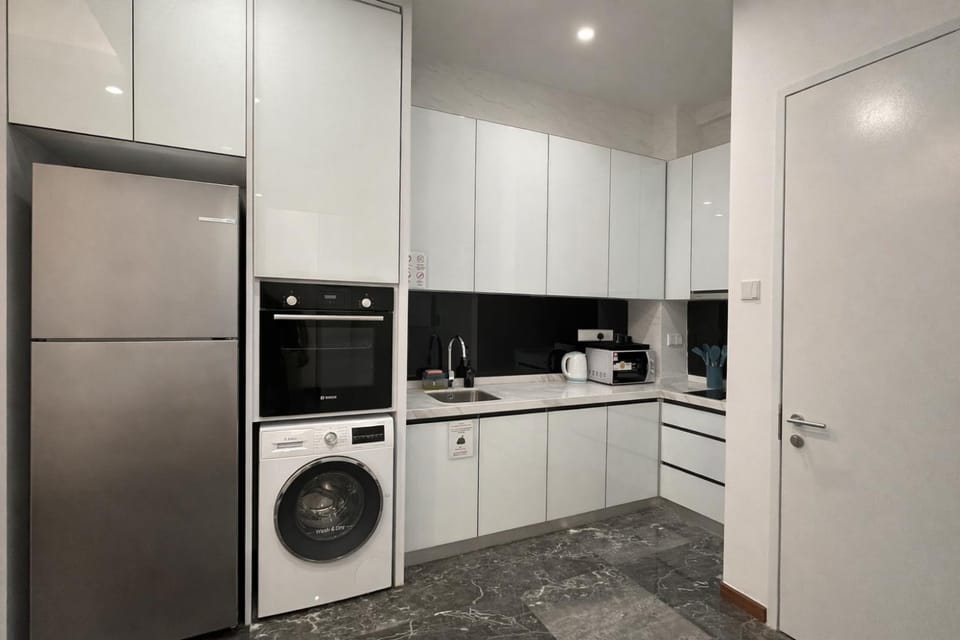 Kitchen or kitchenette, oven, washing machine