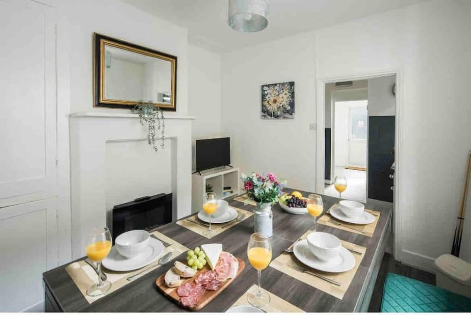 Pleasant 4 bed house with x6 beds in heart of Croydon !! - Photo ID Required Apartment in Croydon