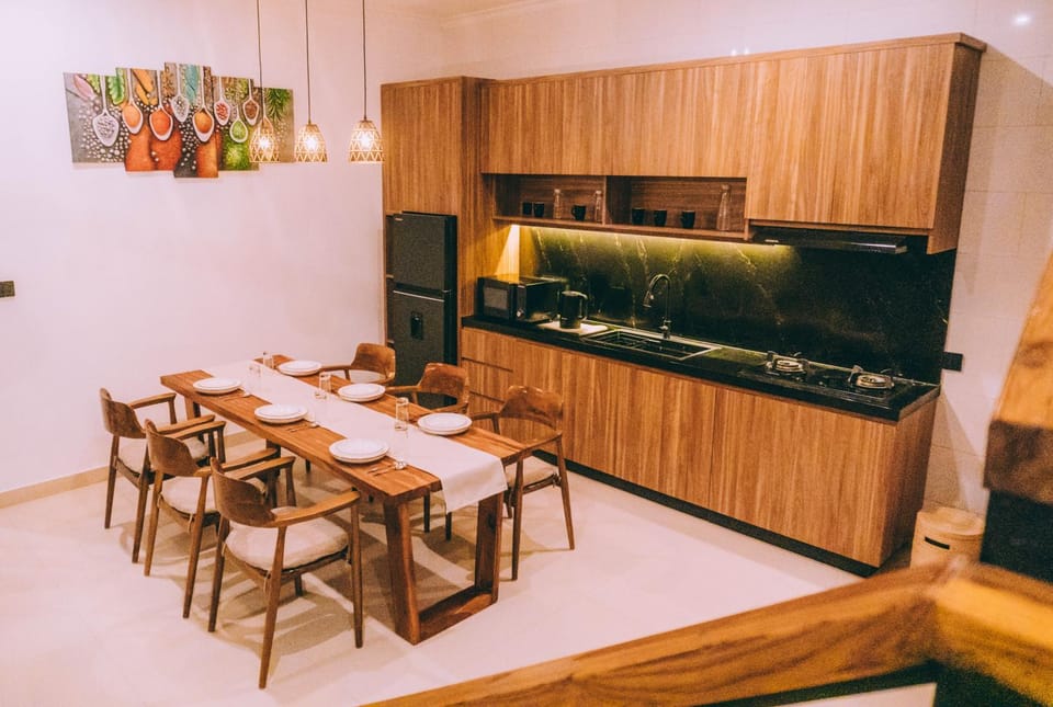 Kitchen or kitchenette, Living room, Seating area, Dining area
