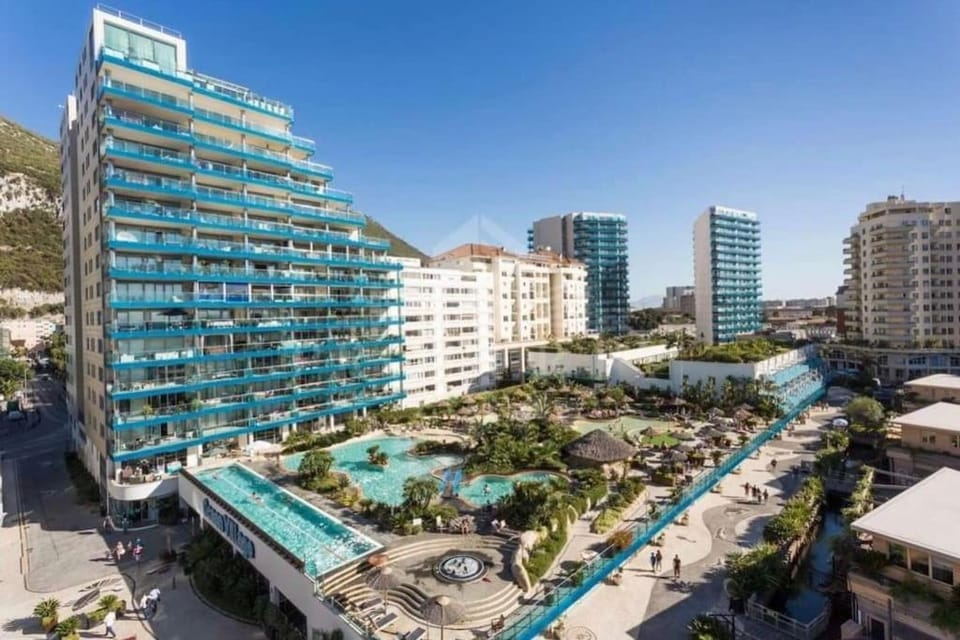 Property building, Neighbourhood, Swimming pool, Location, Parking