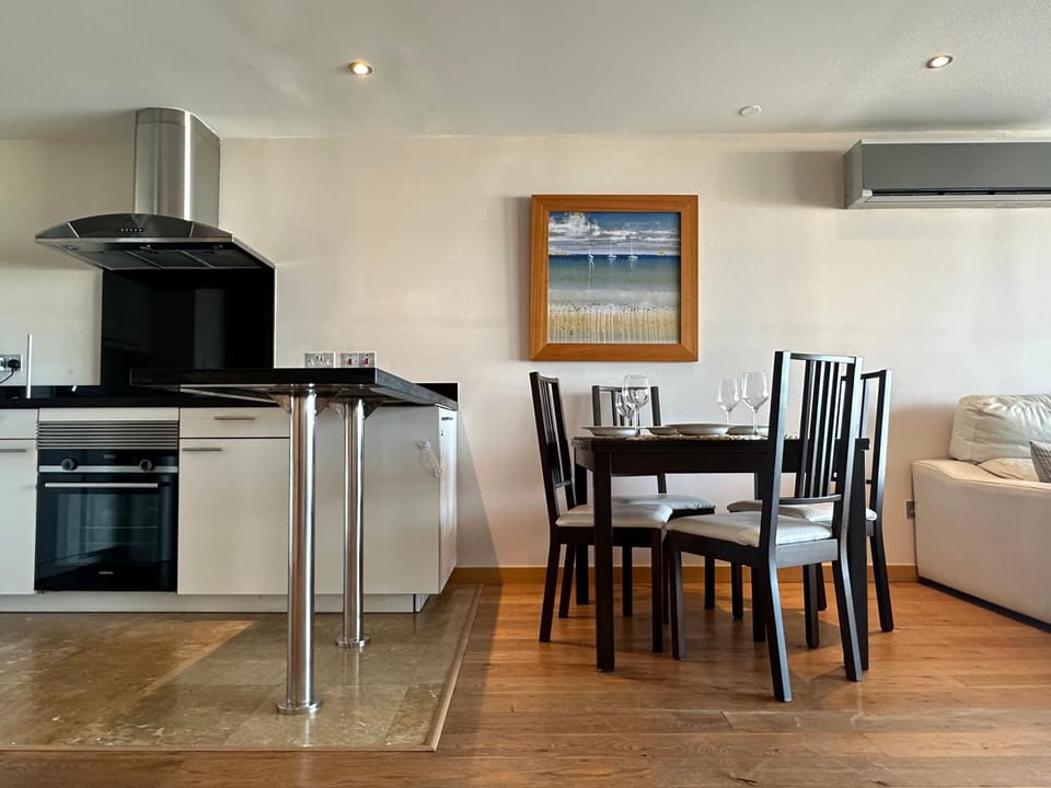 Dining area, kitchen