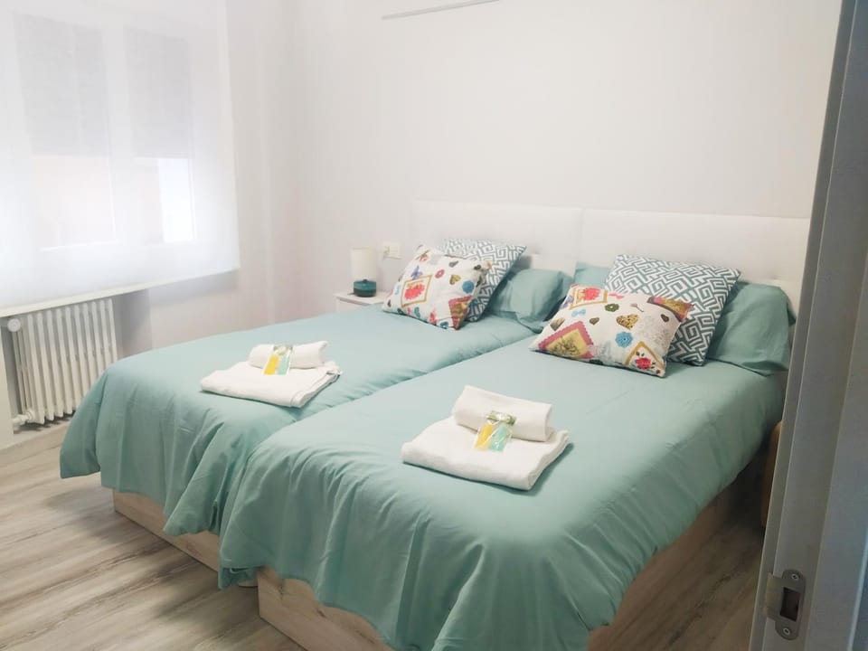 Bed, Photo of the whole room, Bedroom, internet, towels