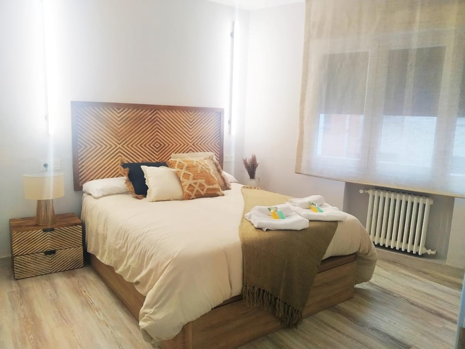 Bed, Photo of the whole room, Bedroom, internet, towels